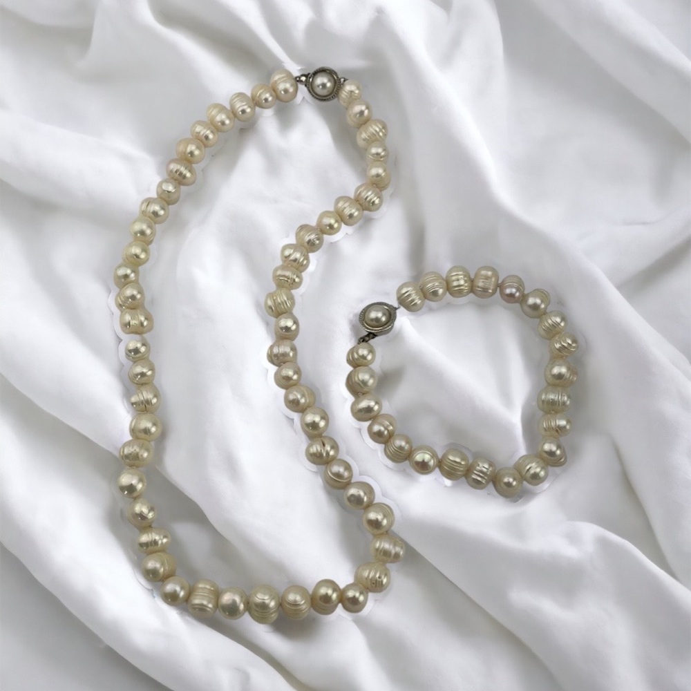 Pearl necklace and bracelet set